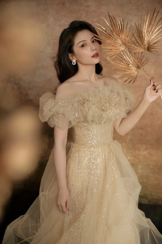 渔民使用手机查看潮汐表